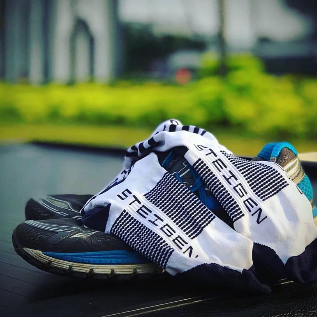 white steigen running socks